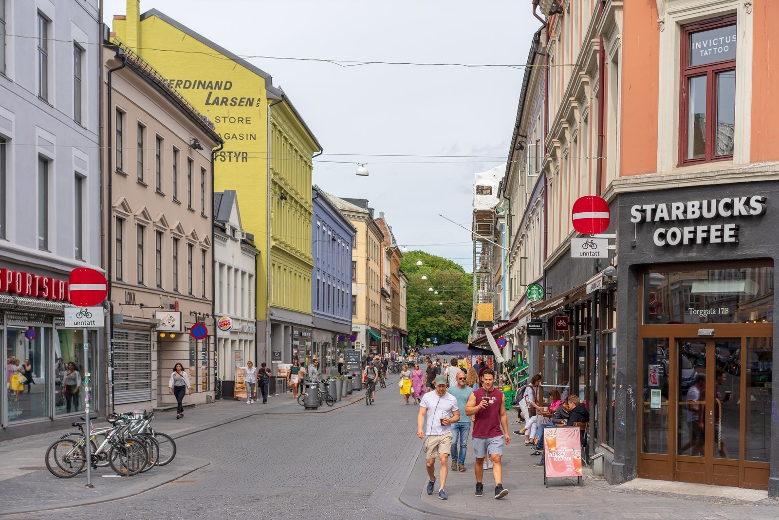 Rett rundt hjørnet ligger populære Torggata med et mangfold av restauranter, barer og butikker. Galleribilde