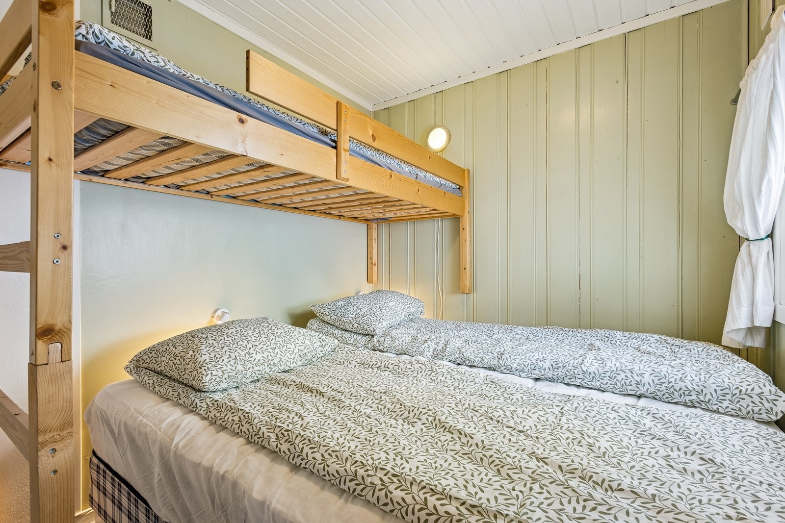 Et koselig rom med malt panel som gir et lysere preg. Galleribilde