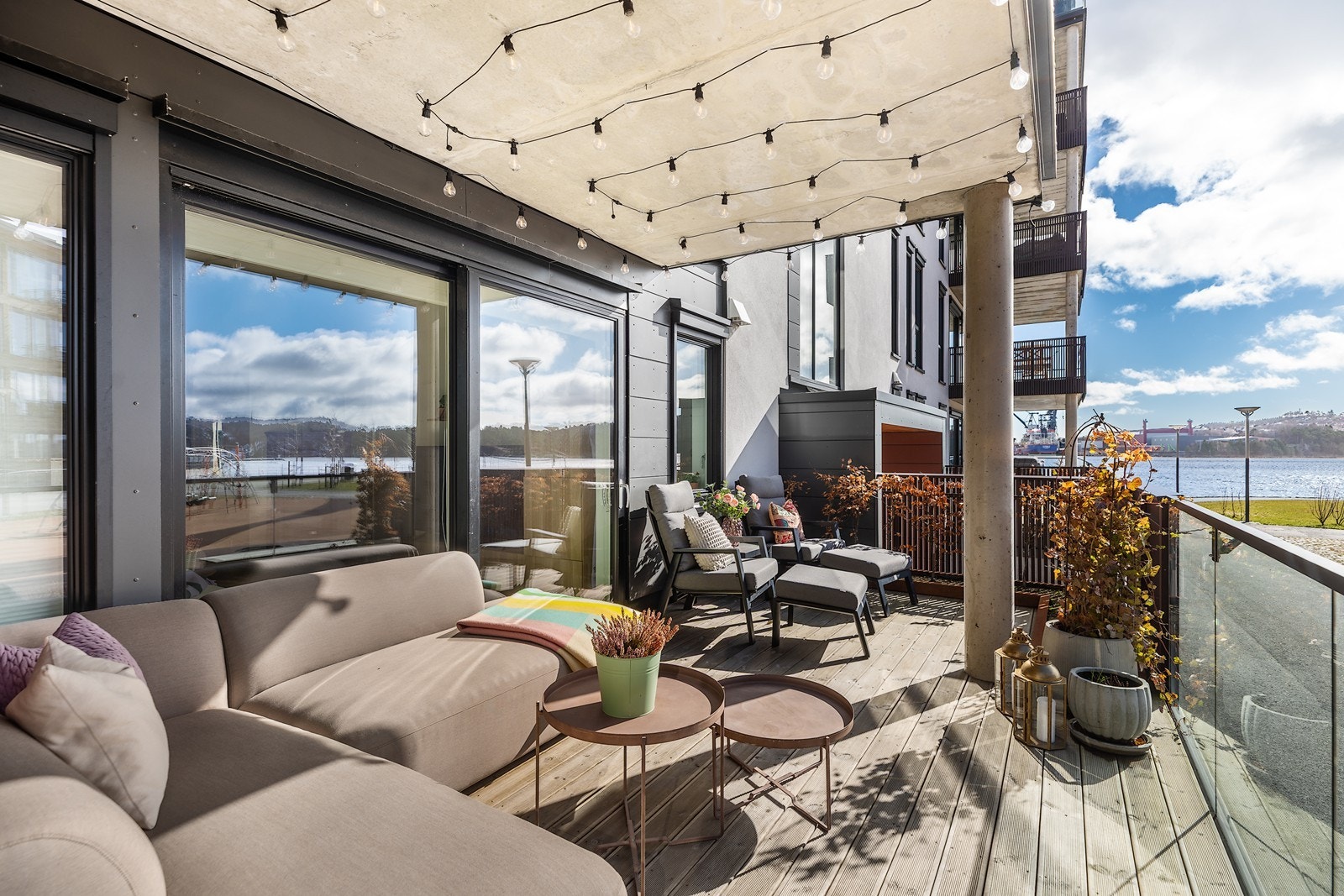 Leiligheten har to lune uteområder hvor vær og vind tilnærmet ikke berører en! Galleribilde