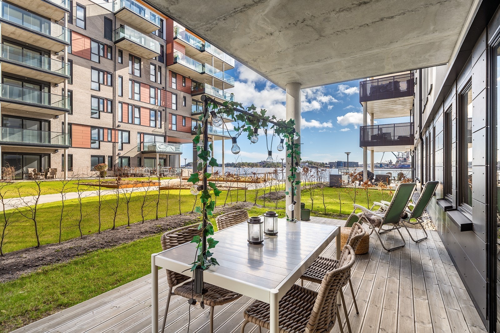 På andre siden finner man en romslig og lun terrasse med meget gode bruksmuligheter Galleribilde