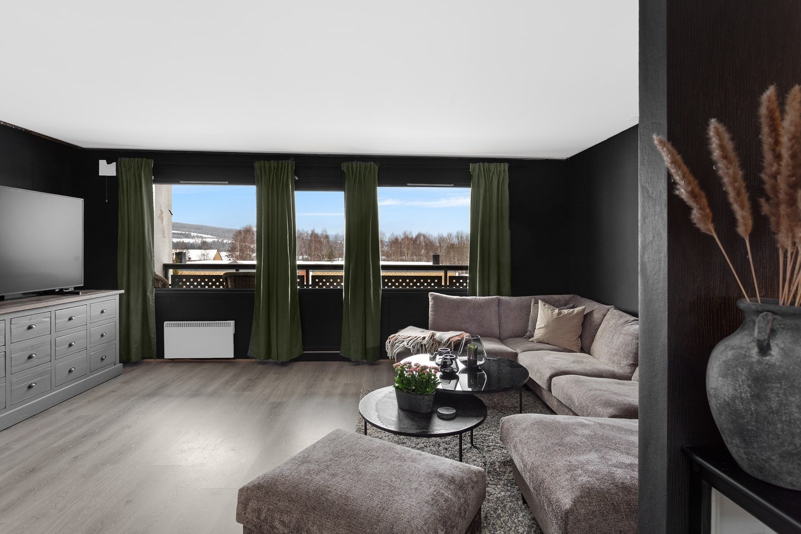 Vinkelstue med utgang overbygget balkong Galleribilde
