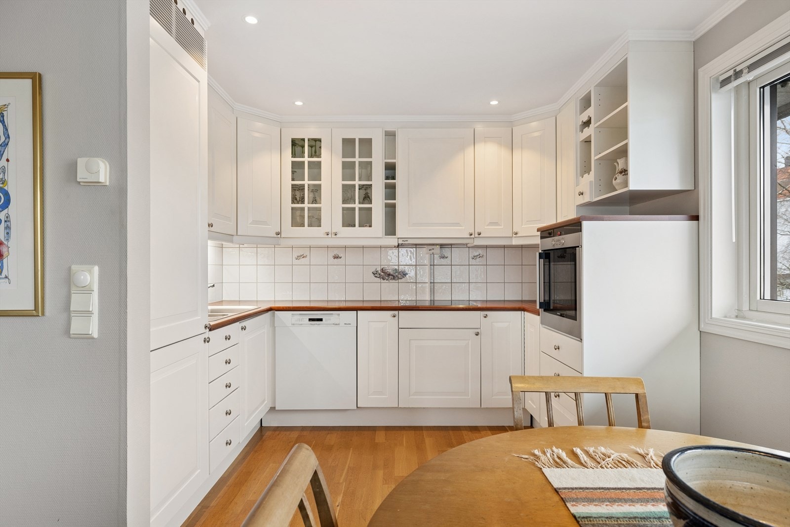 Over benken er det montert klassiske fliser, stikkontakter og belysning under overskapene, samt LED downlights i himlingen som sikrer gode arbeidsforhold. Galleribilde