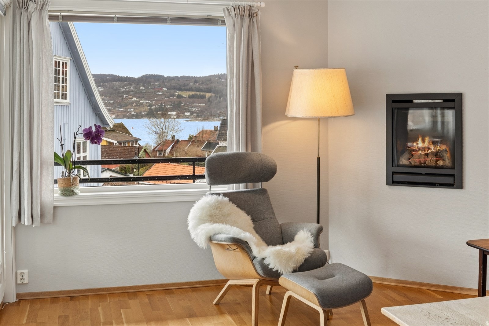 Gasspeisen fra 2005 skaper en lun stemning, mens vinduet rammer inn utsikten mot sjøen. Galleribilde