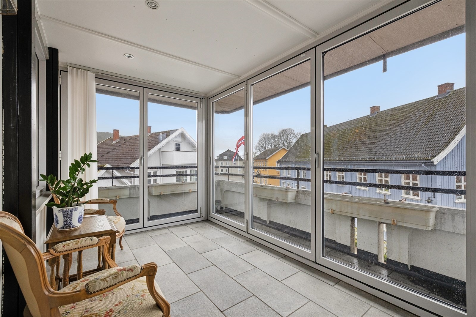 Den innglassede, sydvestvendte balkongen på 7 m² fungerer som et ekstra rom store deler av året. Galleribilde