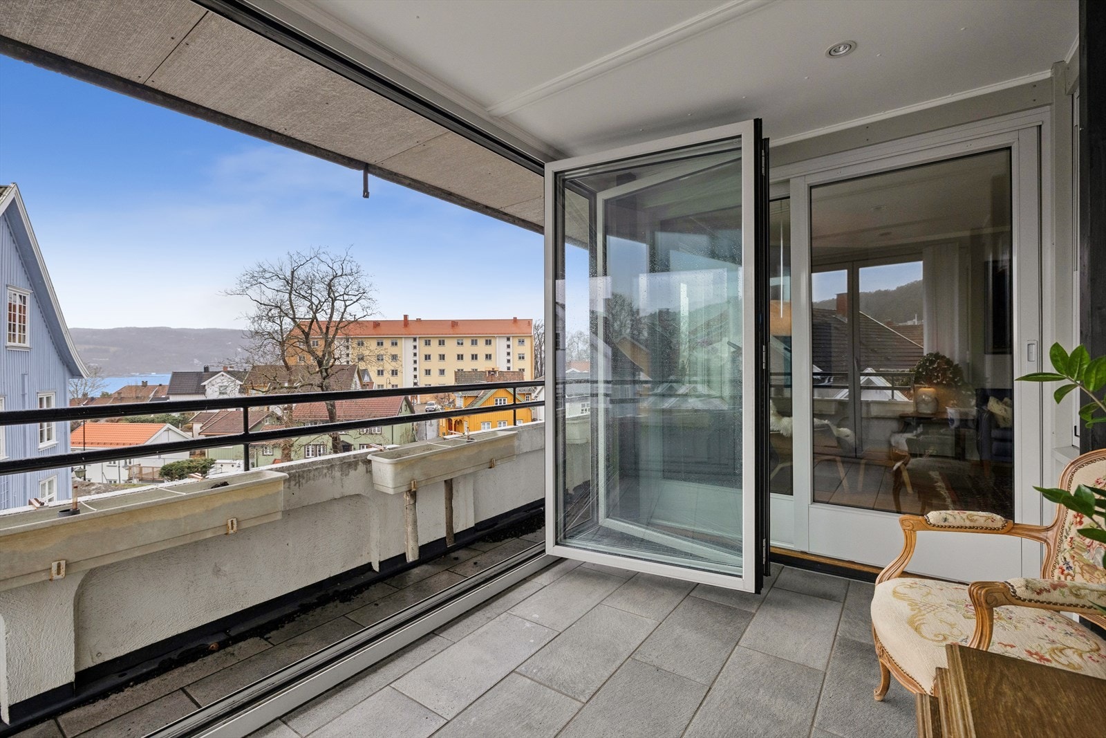 Balkongen har flislagt gulv med varme, som øker bruksverdien ytterligere. Folledørene i glass kan åpnes helt opp. Galleribilde