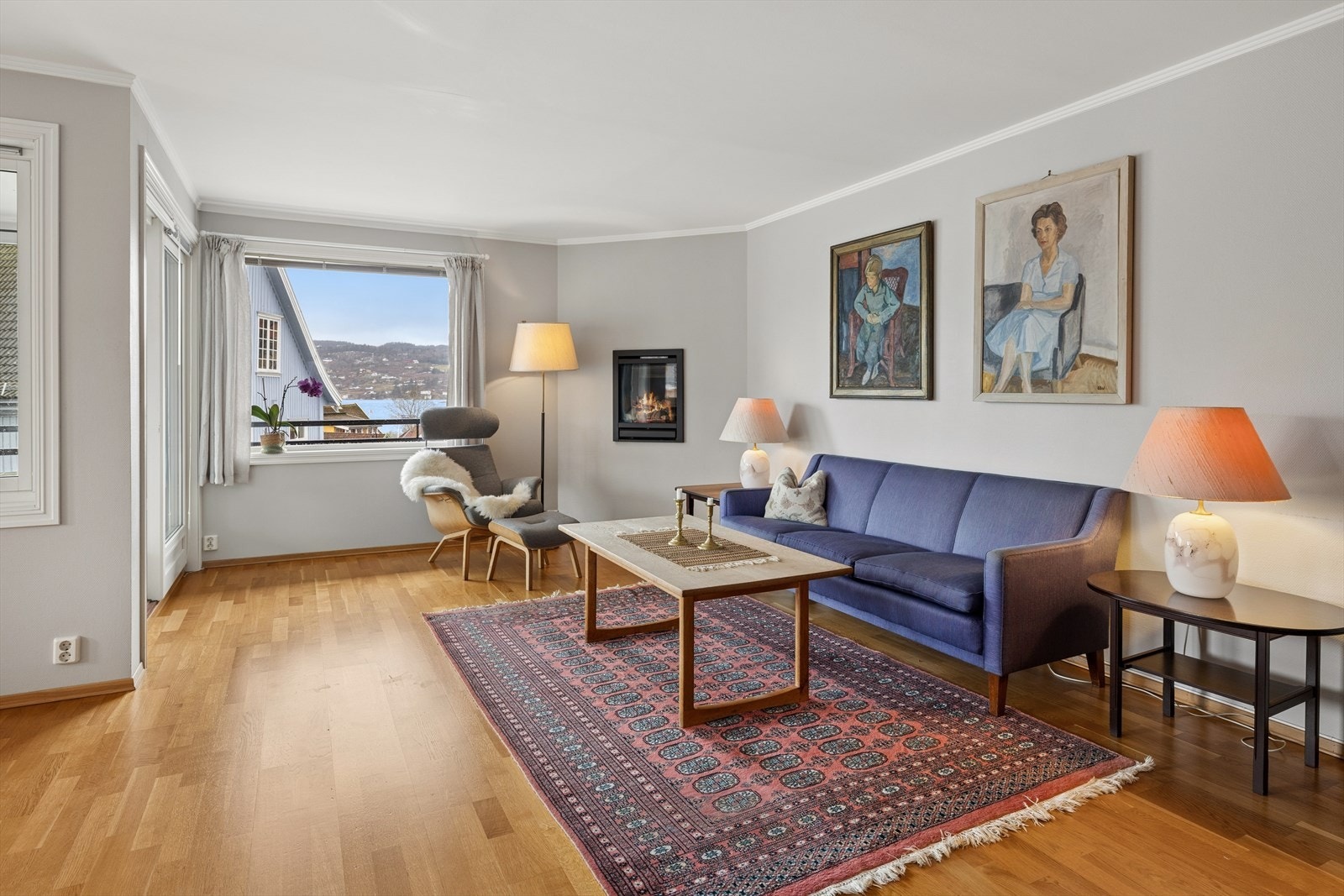 Gulvene er lagt med klassisk trestavs eikeparkett, og de lyse veggene forsterker romfølelsen. Vegger med malt strie ble sist overflatebehandlet i 2017. Galleribilde