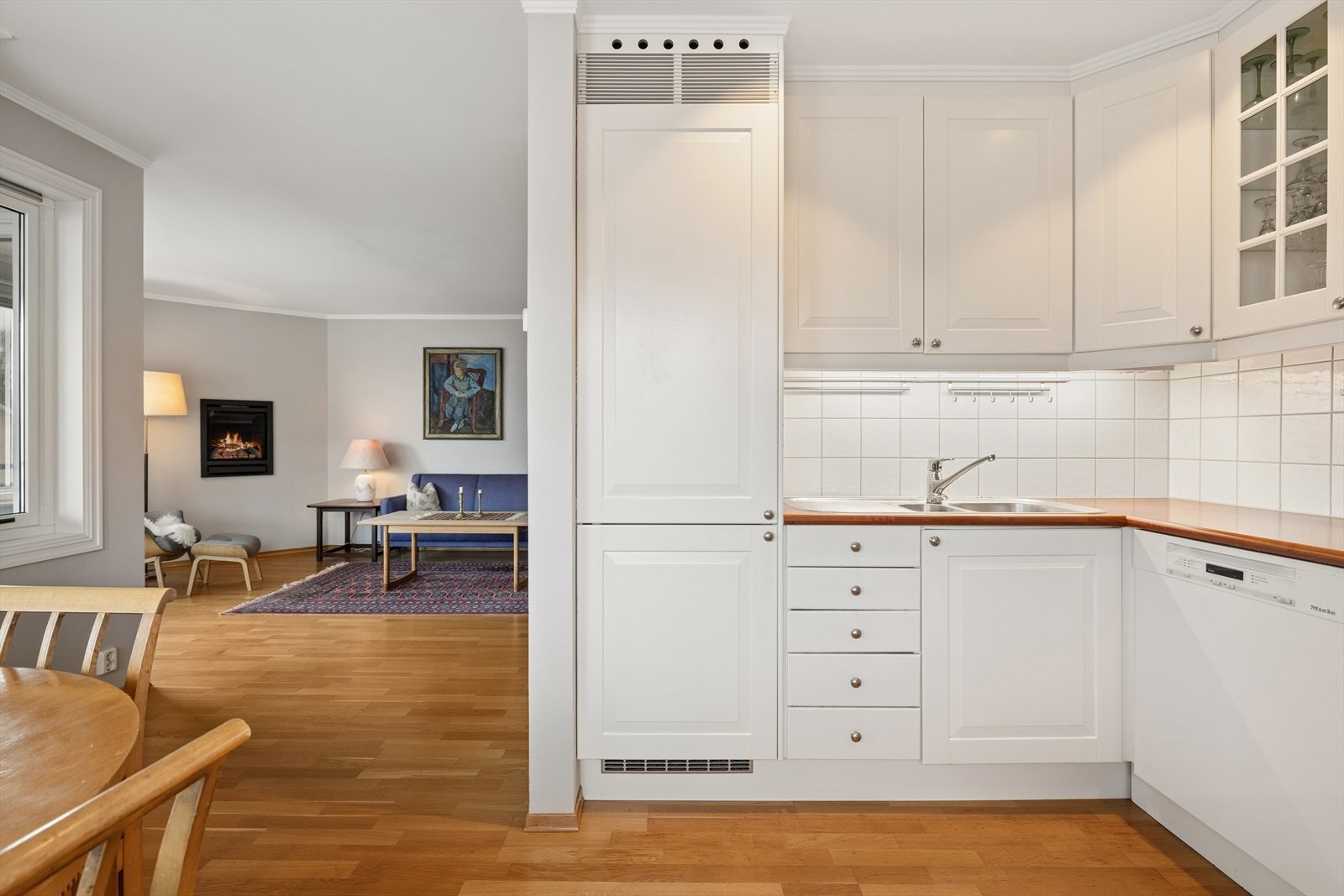 Kjøkkenet er praktisk plassert i åpen løsning mot stuen, med takhøye overskap for optimal utnyttelse av plassen. Galleribilde