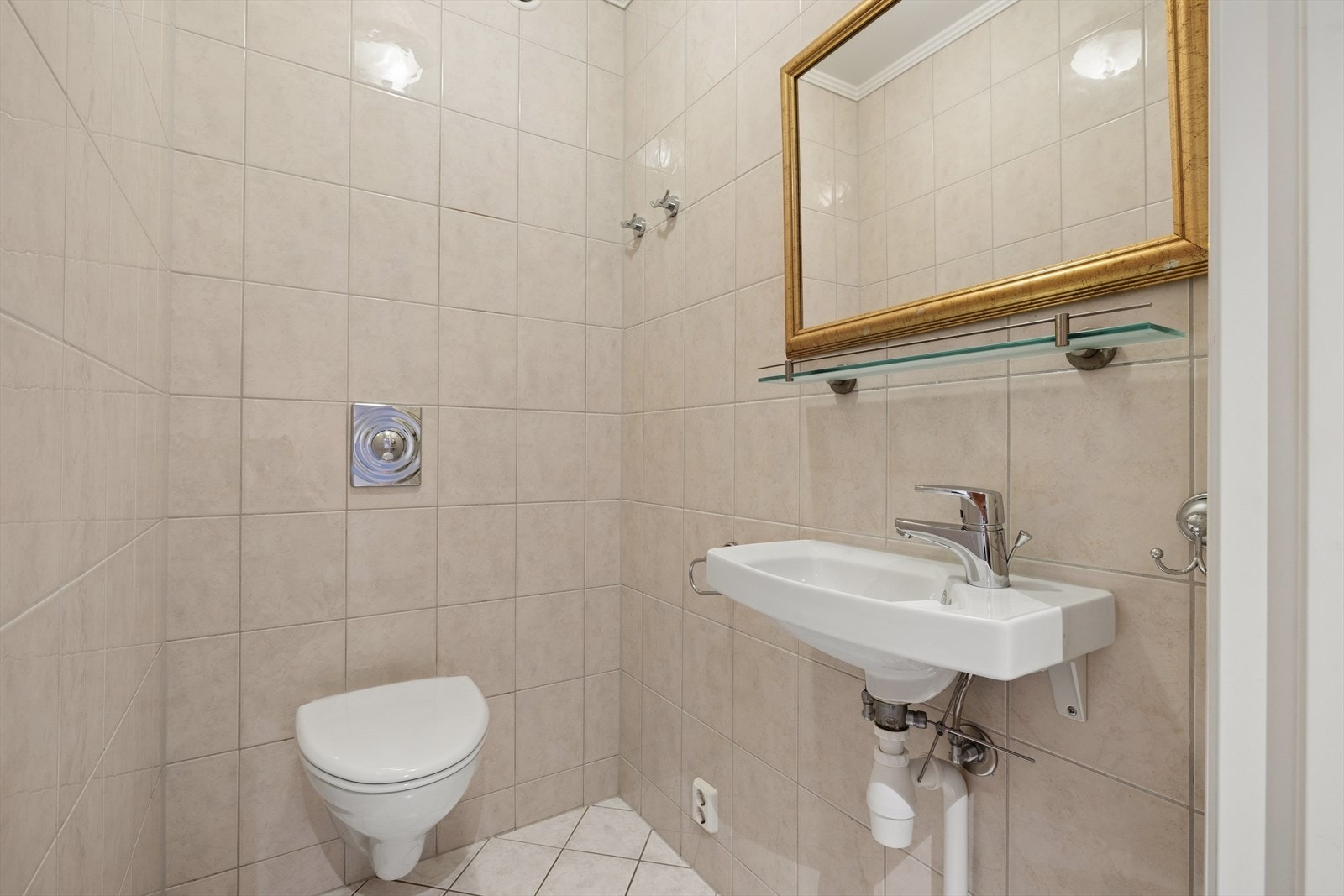 I tillegg til hovedbadet har leiligheten et separat toalettrom med vegghengt toalett og servant. Galleribilde