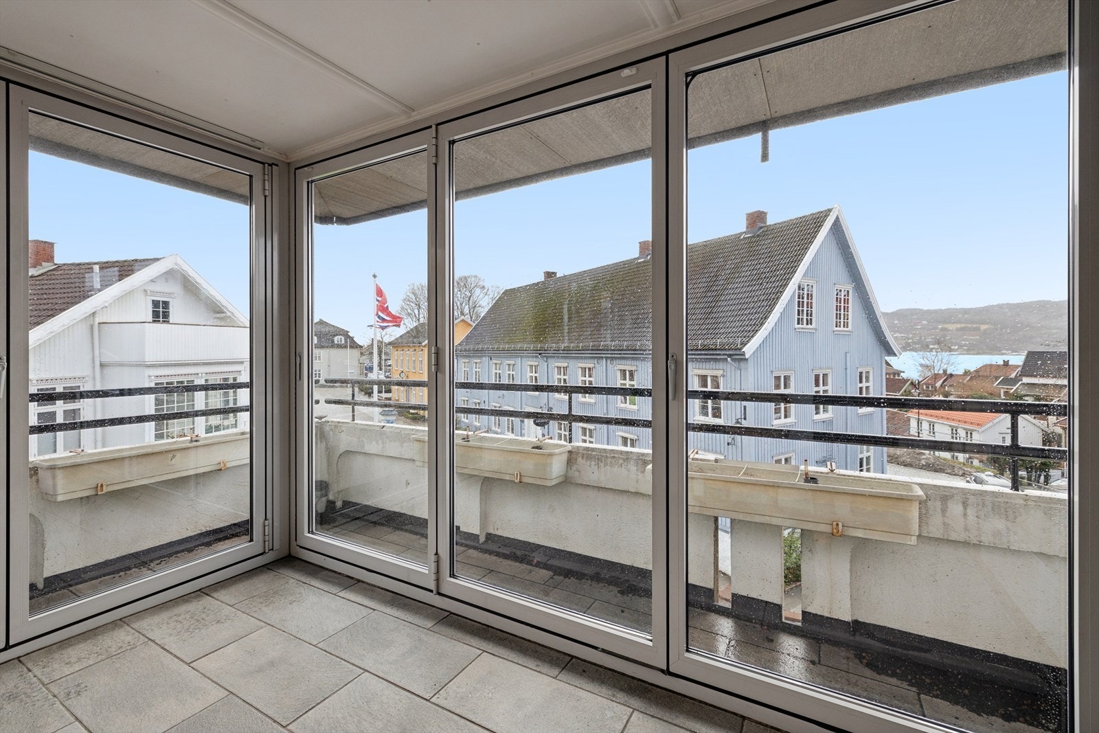 Fra balkongen har du utsikt over Drøbak Torg og nærområdet. Her bor du midt i sentrum. Galleribilde