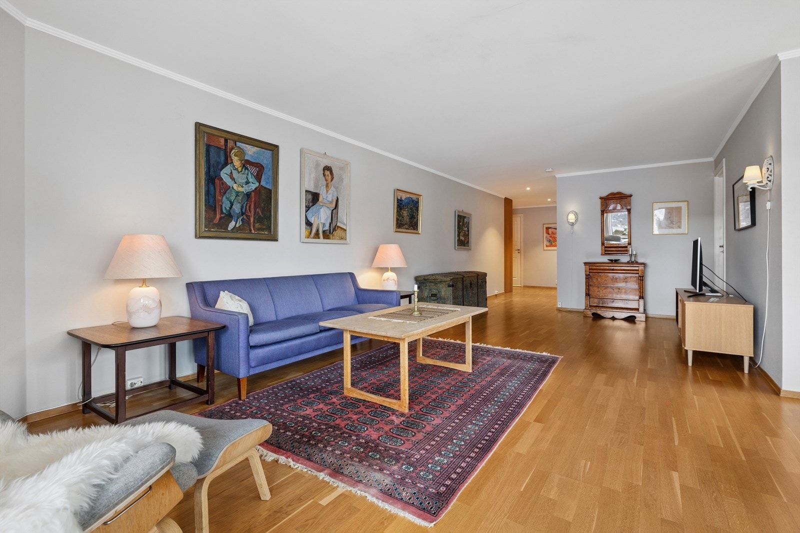 Stuen er lett å møblere med god plass til både sofagruppe og øvrig innredning. Galleribilde