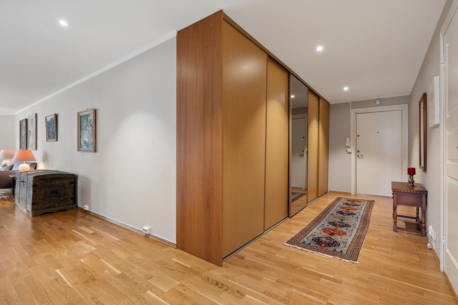 Romslig entré med en stor skyvedørsgarderobe som gir rikelig med oppbevaringsplass. Galleribilde