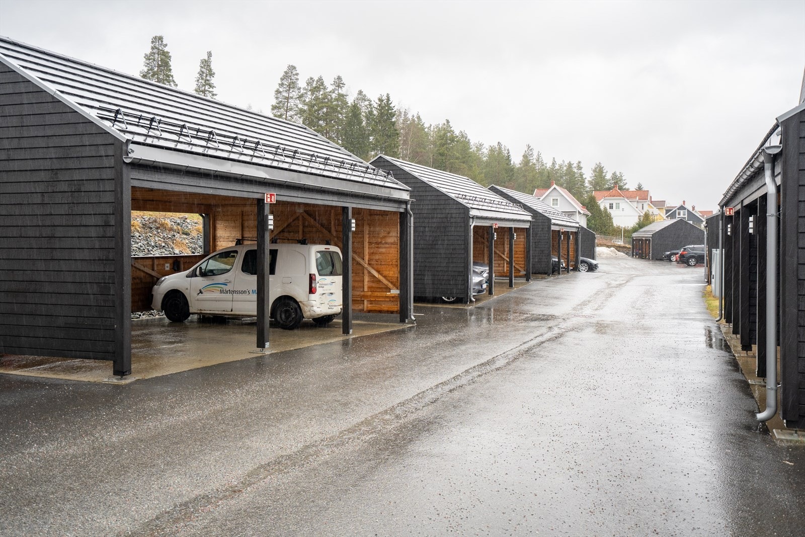 Carportene er bygd med en solid trekonstruksjon og gir beskyttet parkering for bilen. Galleribilde