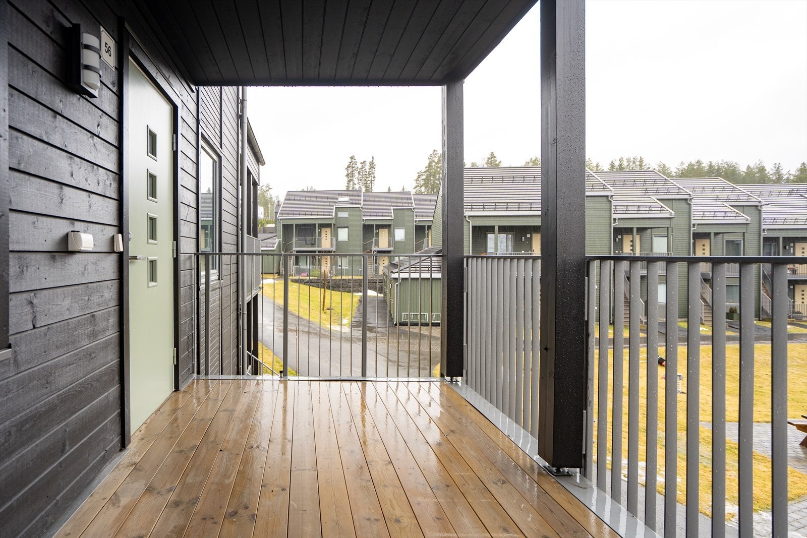 Overbygget inngangsparti med enkel trappeadkomst. Galleribilde