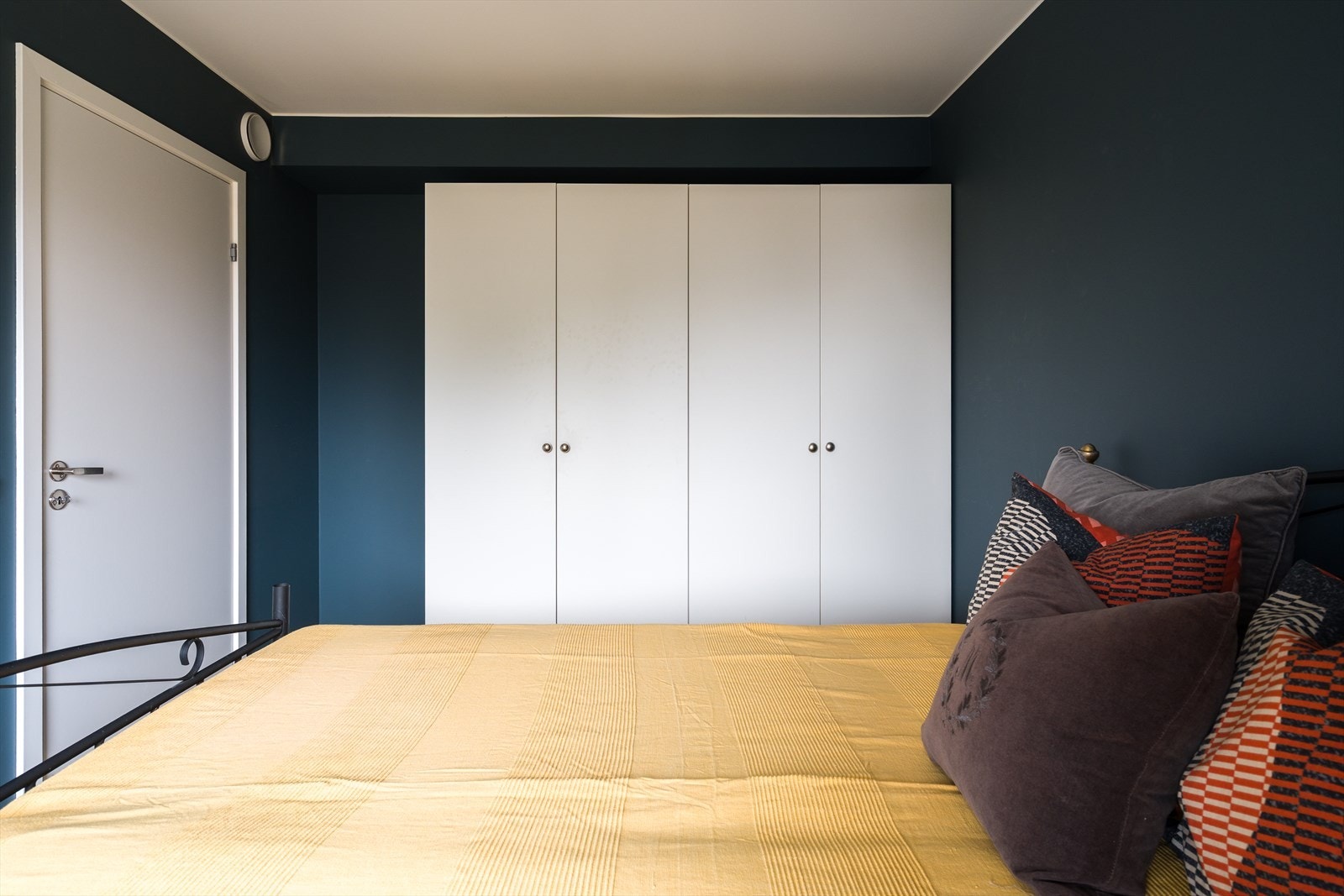 Skyvedørsgarderobe gir effektiv oppbevaring på soverommet. Galleribilde