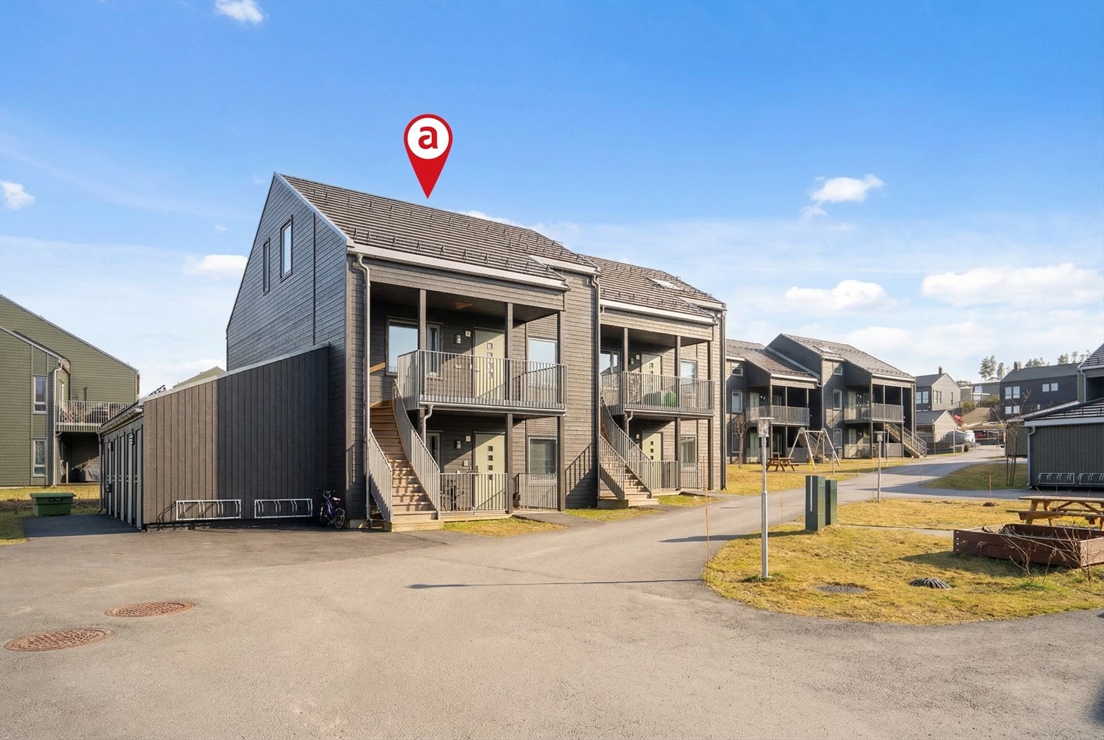 Flott 3-roms leilighet i 2. etasje med balkong og carport.(KI-redigert himmel) Galleribilde