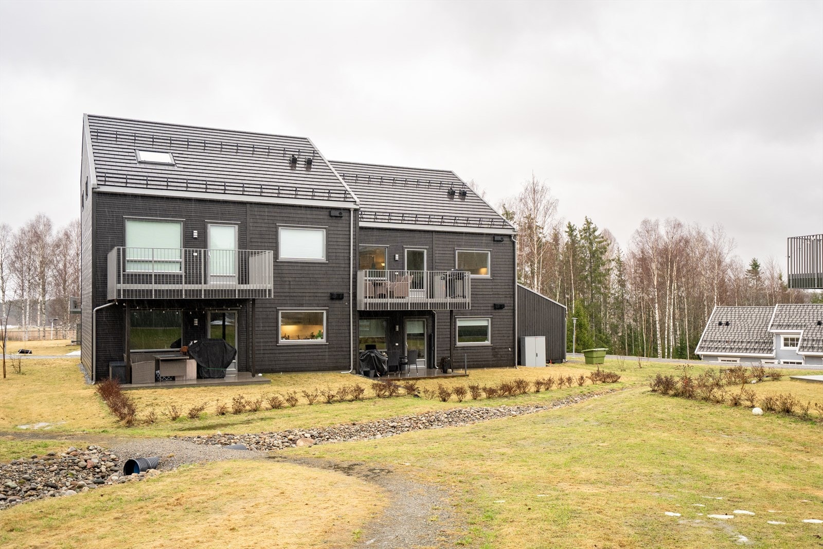 MERK: Kjøper kan, om ønskelig, søke bruksendring og åpne/innrede loftet. Se seksjoneringstegninger i prospekt. Røropplegg er klargjort til bjelkelag. Galleribilde