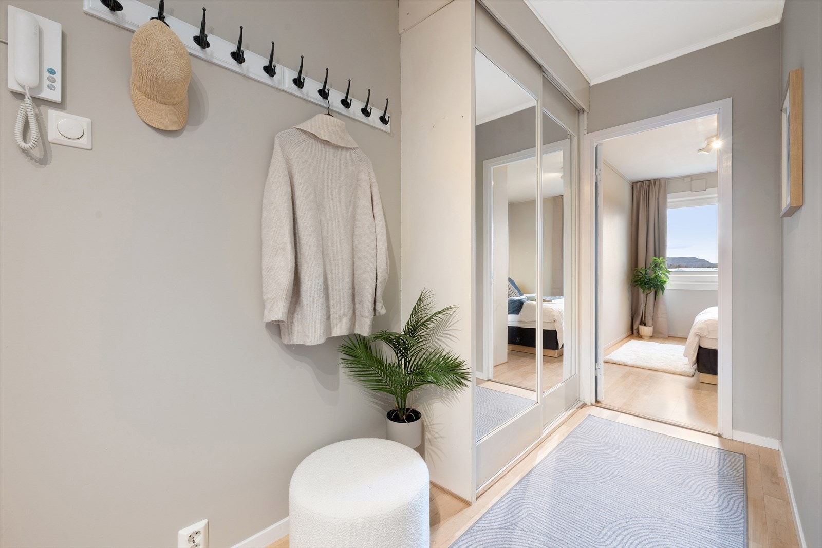 I boligens romslige entre er det montert en større skyvedørsgarderobe, som står for oppbevaring av ytterklær og sko. Denne vil følge handelen. Galleribilde