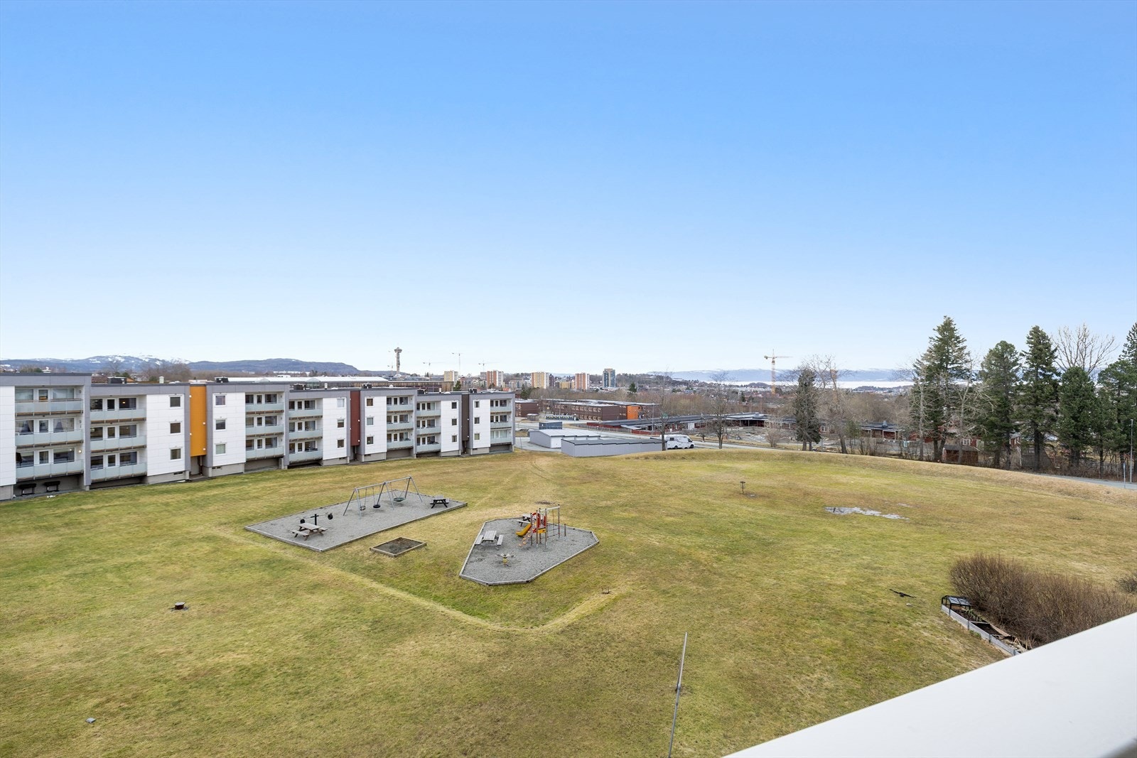 Den vestvendte utsikten sikrer gode solforhold på ettermiddag og kveld, hvor selger opplyser om at her kan solnedgangen nytes i godt selskap. Galleribilde