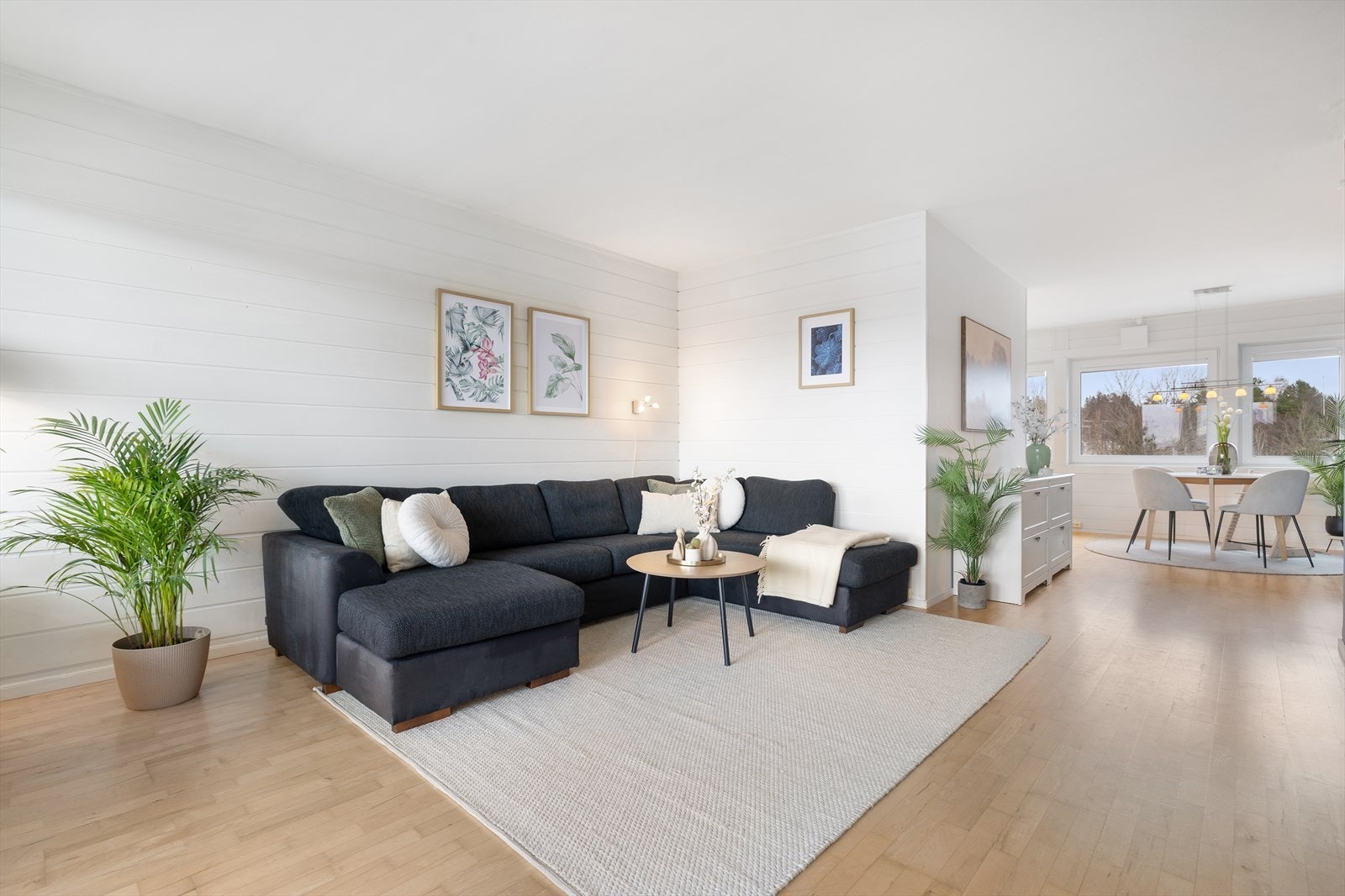 Boligens samlingspunkt består av en delvis åpen løsning mellom stue og kjøkken på hele 42 m², og har store vindusflater som tilføyer hjemmet rikelig med naturlig dagslys fra to himmelretninger. Galleribilde