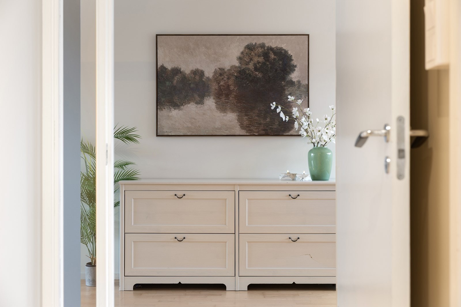 Leiligheten har godt med lagringsplass, og disponerer til sammen 3 boder i kjeller og oppgang, med et samlet areal på 12 m², hvorav den ene er rett utenfor inngangsdøren til leiligheten. Galleribilde