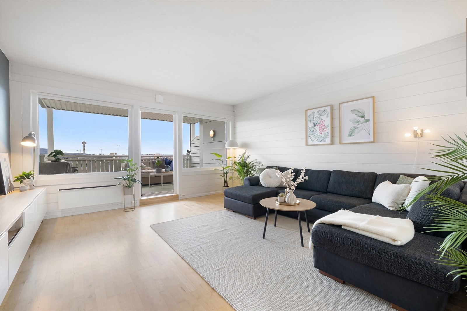 Velkommen til Henrik Ourens veg 7! Heimdal Eiendomsmegling v/Alexandra Muravskaya har gleden av å presentere en lys 3-roms toppleilighet på 76 m² beliggende i et populært boligområde på Moholt.
Foto: Nonstad foto. Galleribilde