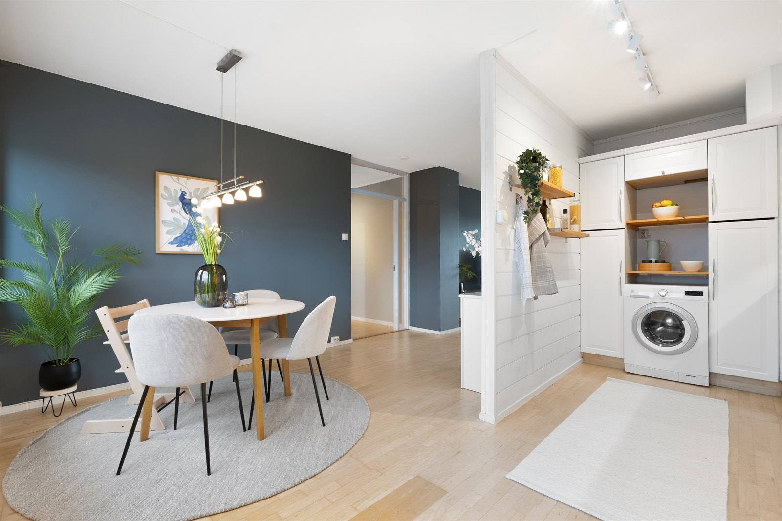 Her kan man fint innrede med et langbord eller bord med klaff/ileggsplater slik at det kan gjøres større ved behov. Galleribilde