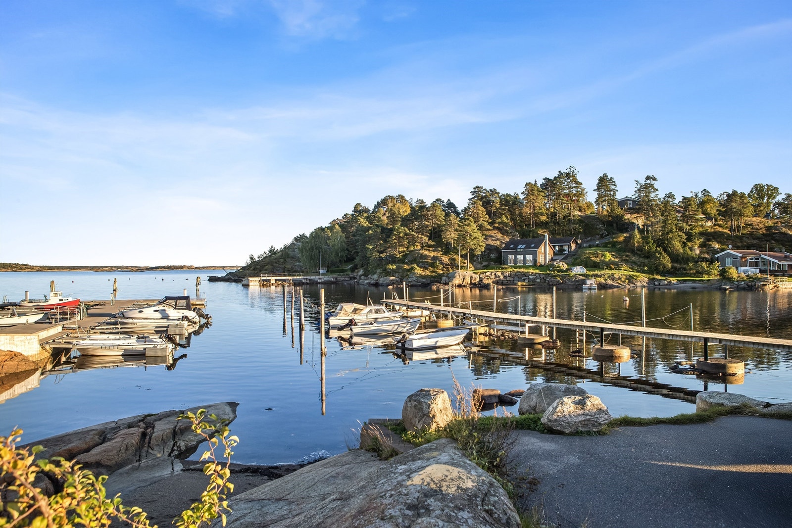 Sjuveenga havneområde ligger ligger kun 3-5 minutter unna eiendommen. Galleribilde