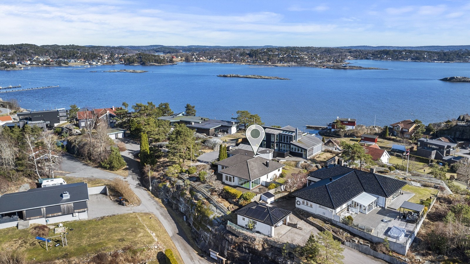 Eiendommen har en svært attraktiv og idyllisk beliggenhet på Lahelle, med kort rusleavstand til sjø, badestrender og flotte turområder. Galleribilde