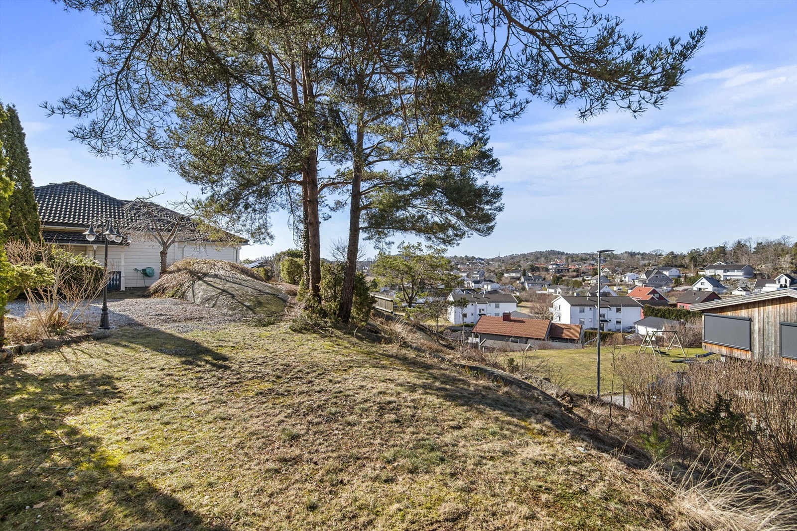 En sjelden mulighet til å sikre seg en høyt og fritt beliggende eiendom med flotte solforhold, utsikt og gode kvaliteter. Galleribilde