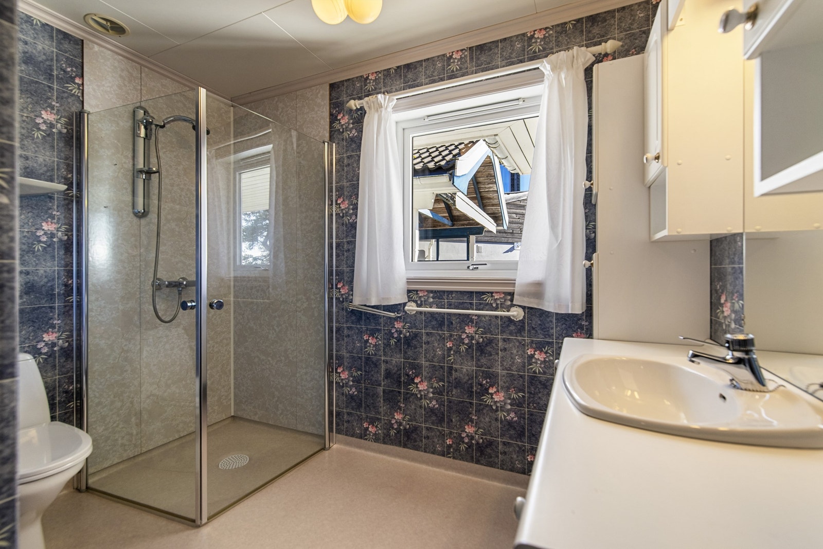 Romslig bad/wc Galleribilde