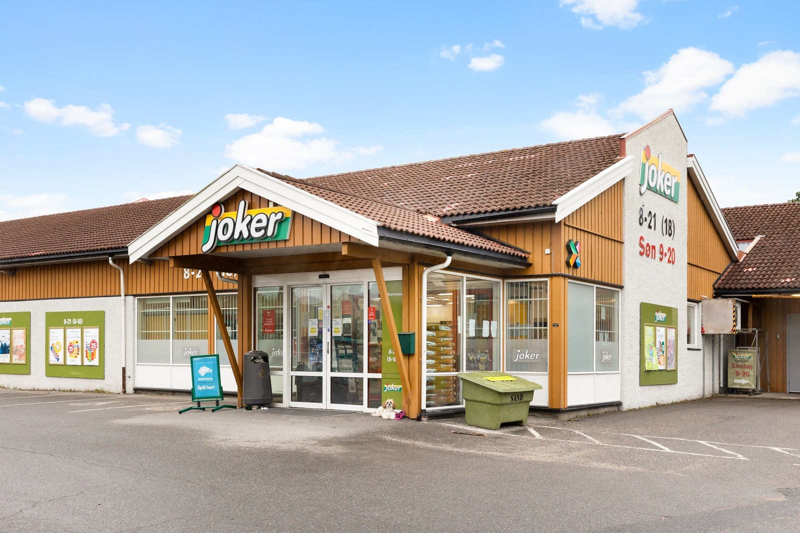 Kort gangavstand til Joker matvarehandel, denne butikken har også søndagsåpent Galleribilde