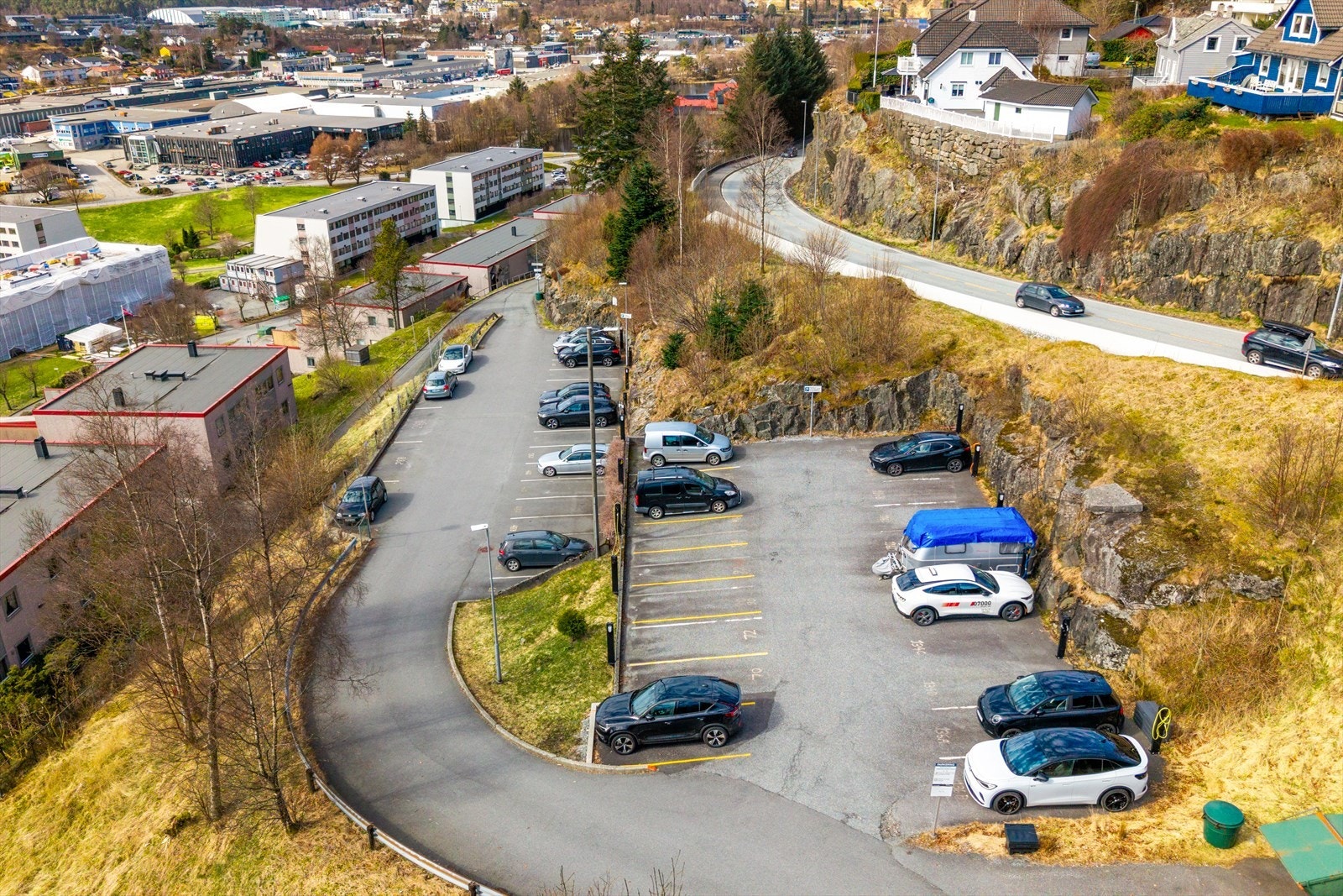 Parkering til en bil på felles parkeringsplass. Ladeabonnement bestilles fra ANEO som eier laderen. Galleribilde