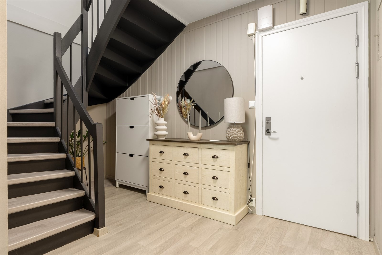 Leiligheten har adkomst via en romslig entré med gode oppbevaringsmuligheter. Galleribilde