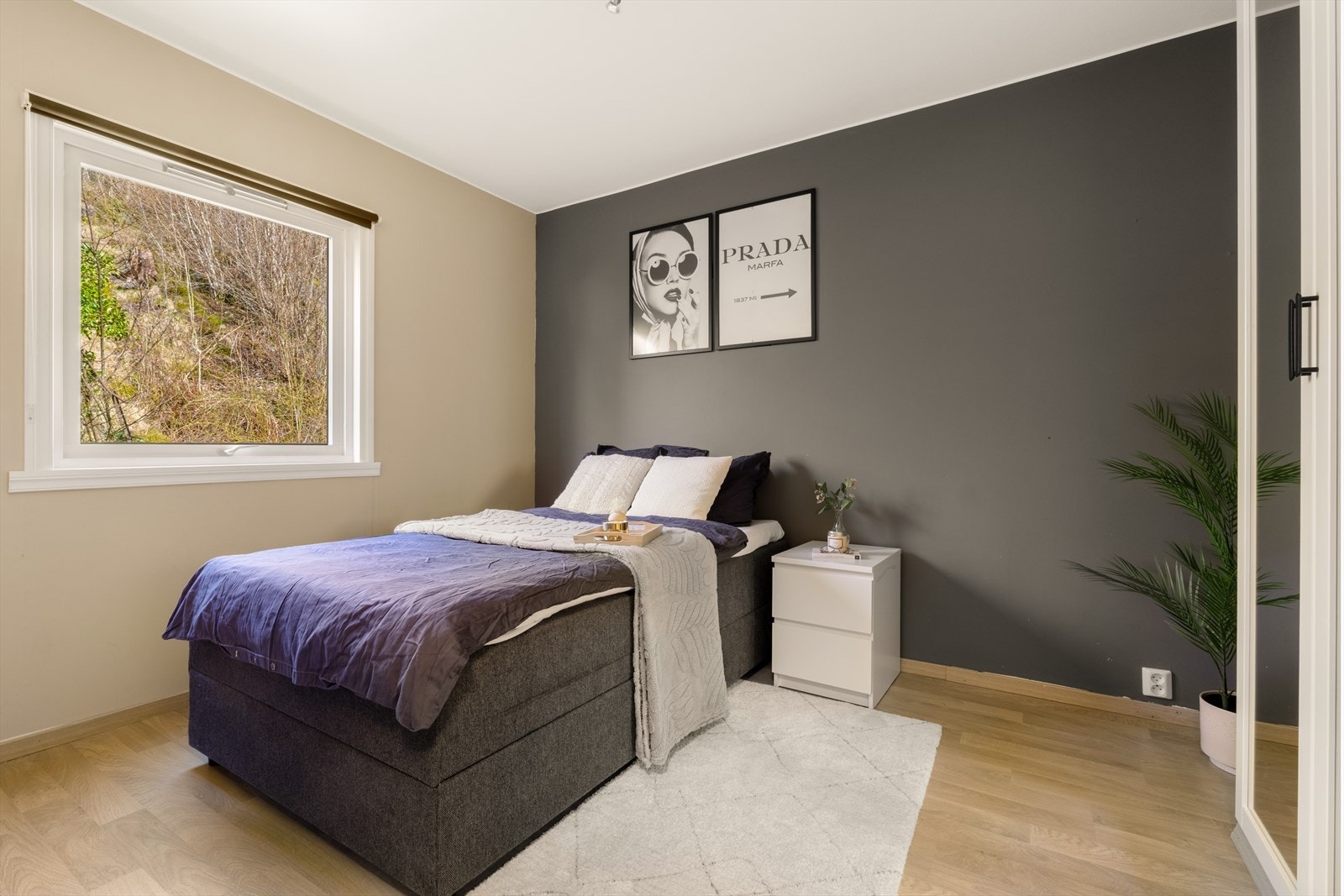 Det er gode møbleringsmuligheter og plass til garderobe. Galleribilde