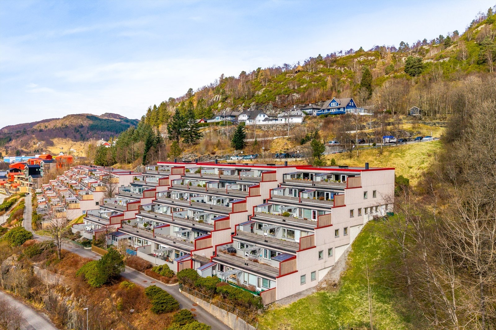 Området byr på kort avstand til dagligvarebutikk, skoler, barnehager og kollektivtransport, med hyppige bussavganger til Bergen sentrum. Galleribilde