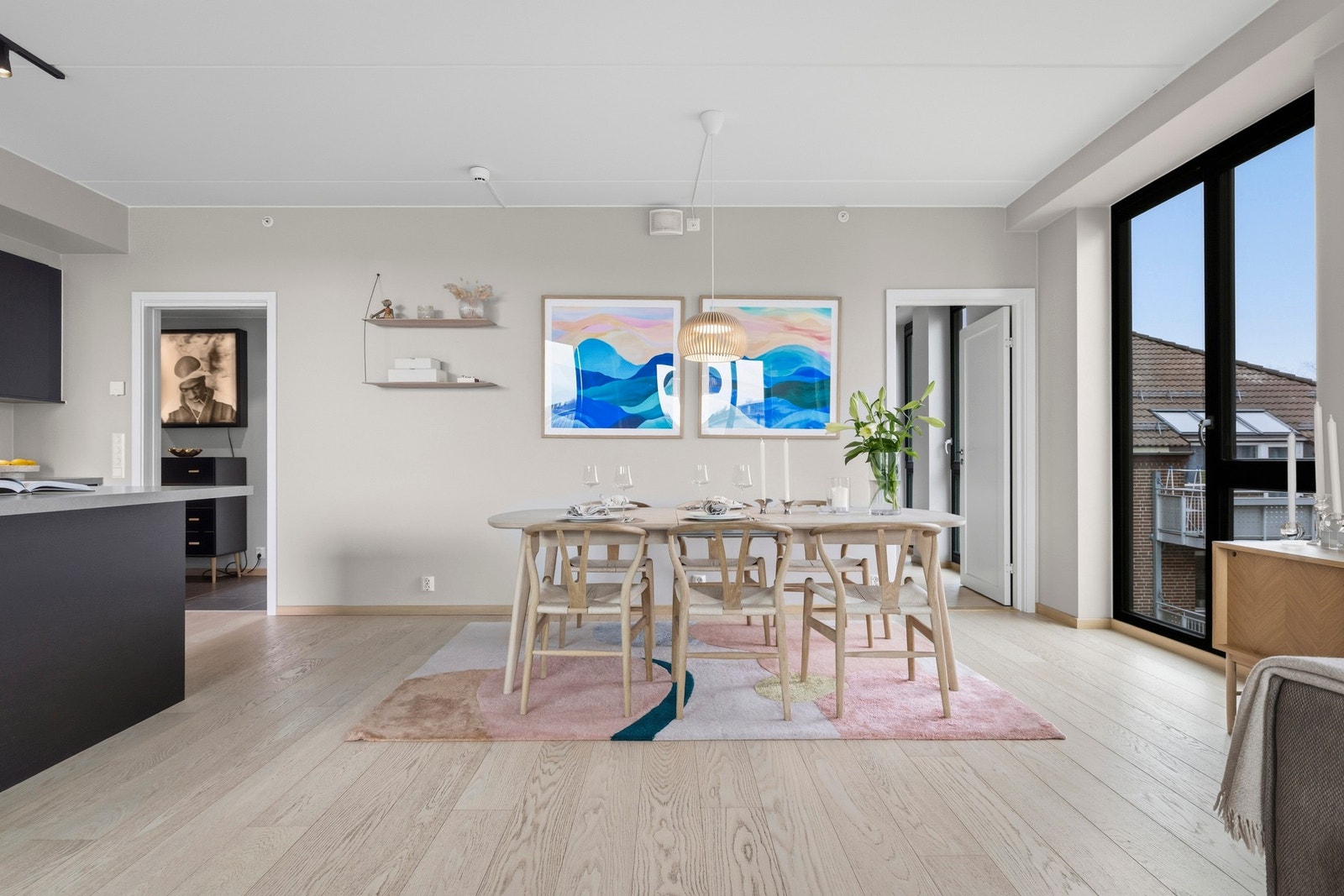 Fin flyt i stuen med god plass til stort spisebord Galleribilde