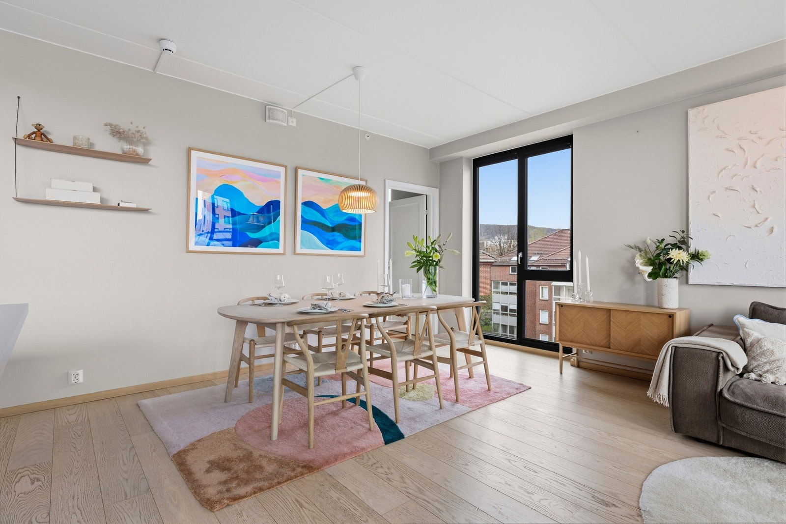 Fin flyt i stuen med god plass til stort spisebord Galleribilde