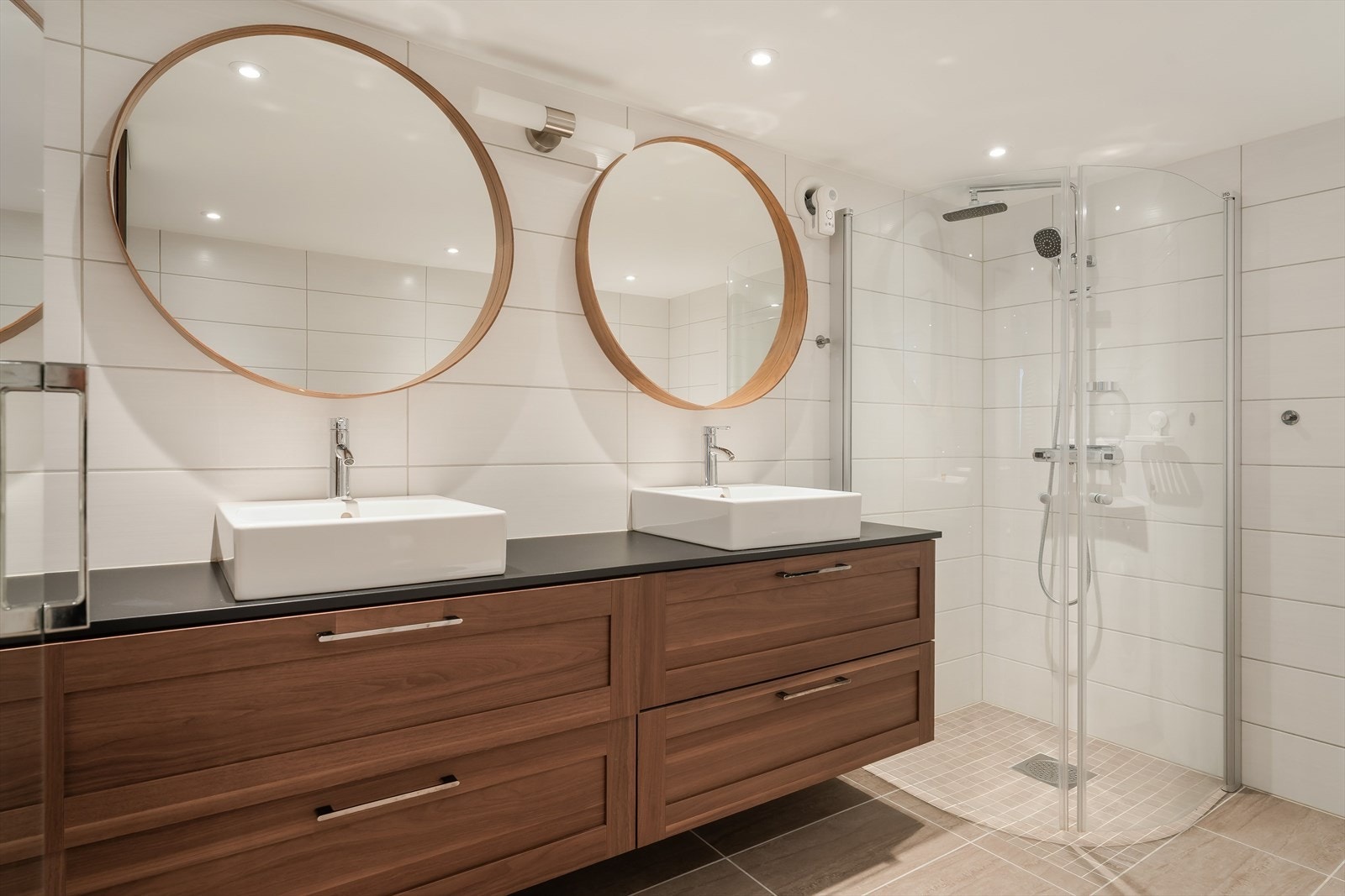 Badet i underetasjen er fra 2016/17, og måler 7,3 kvm. Badet har keramiske fliser på gulv/vegger, og malt platekledning m/led spotlights i himling. Arbeidet ble utført av firmaet Alfred Einar Mjelde med samarbeidspartnere. Galleribilde