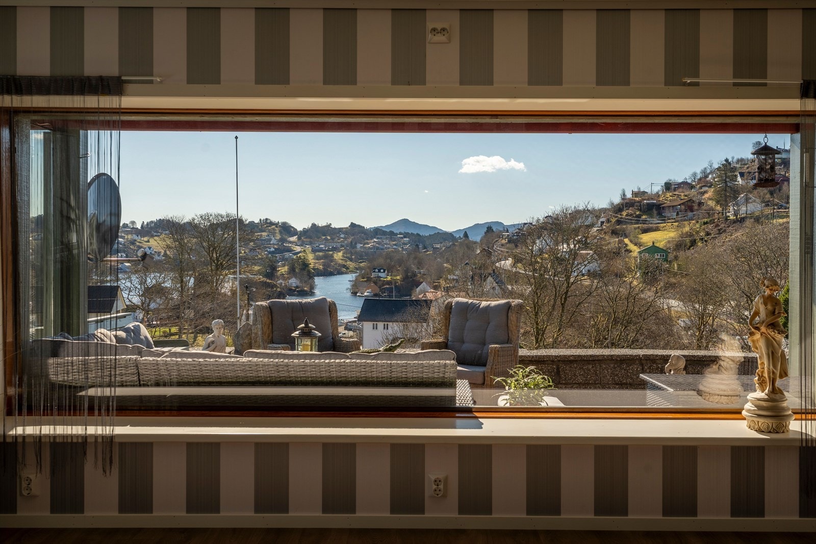 Storstilt panorama utover Radsundet, Tveitøyna og nærområdet for øvrig. Galleribilde