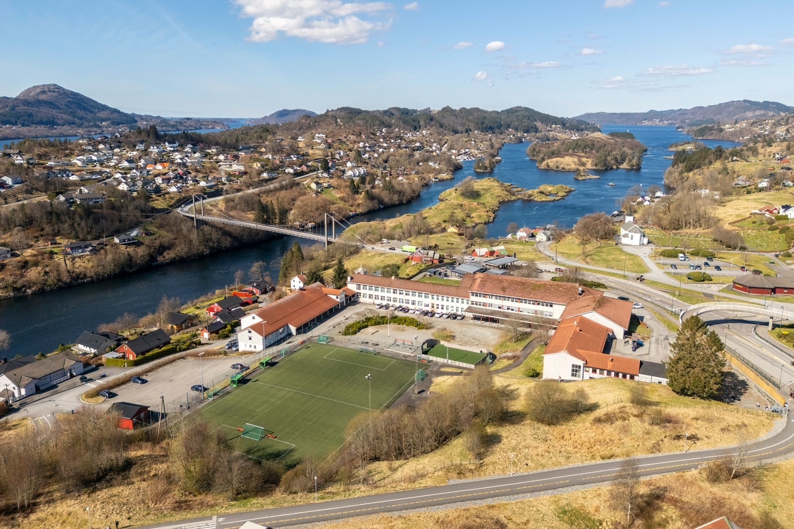 I nærområdet er det gangavstand til både barnehage og barneskole. Det er også kort avstand og hyppige busstilbud til både ungdomsskole og videregående skole i Knarvik & omegn. Galleribilde