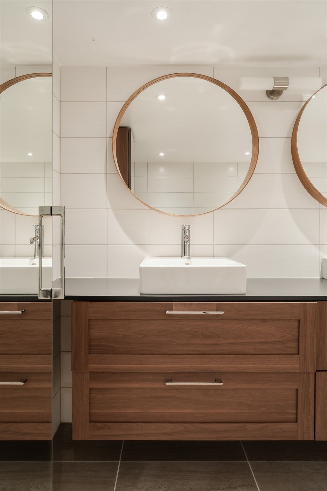 Badet inneholder: 2x servant med møblement og speil og belysning, høyskap, vegghengt toalett, dusjhjørne m/garnityr, opplegg for vaskemaskin & el.avtrekksventil. Galleribilde