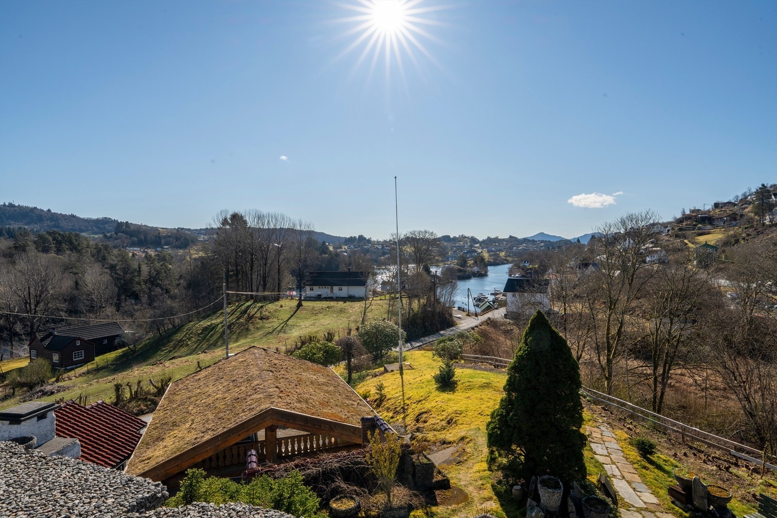 Eiendommen disponerer et stort hageareal med ulik blomster- og hagebeplantning. Galleribilde