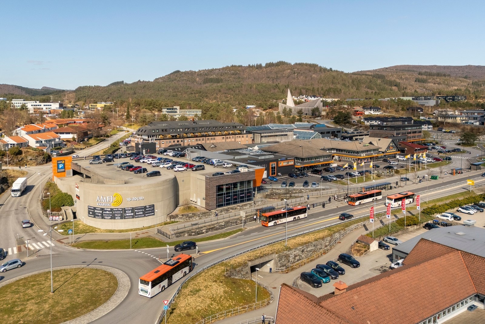 For et utvidet servicetilbud er det 10 minutter med bil til Knarvik Senter. For øvrig er det 35 minutter til Bergen. Galleribilde