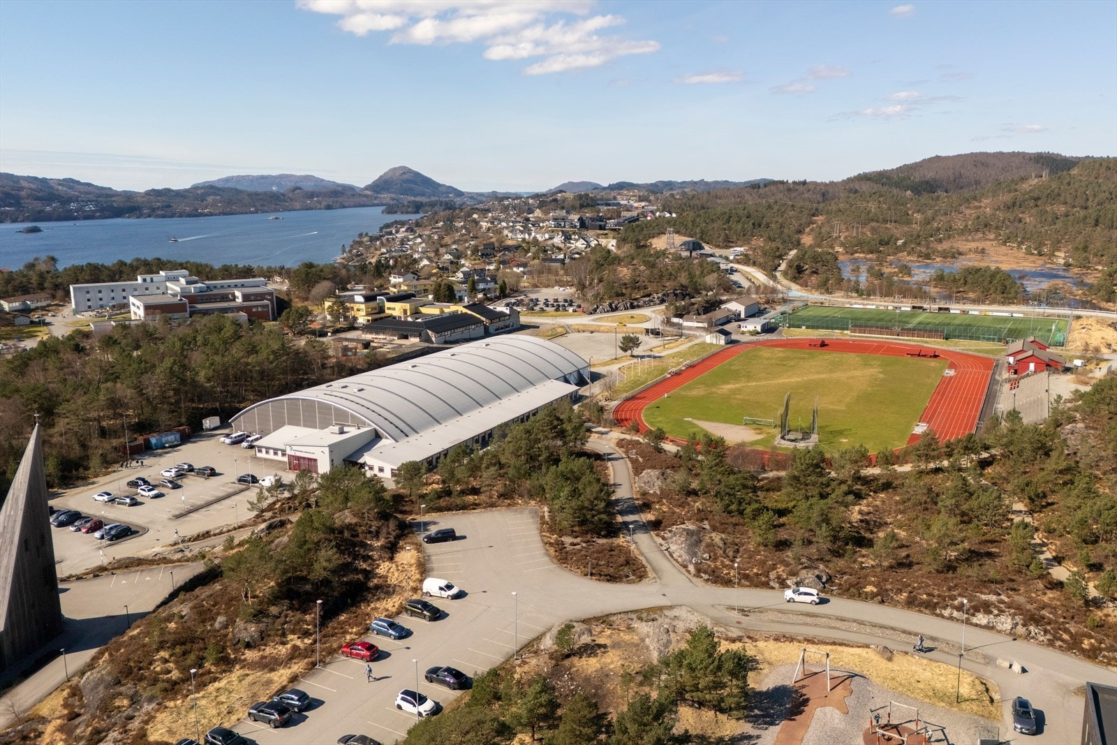 For den aktive er det flere flotte tur- og treningsmuligheter i området bl.a. ved Nordhordalandshallen og Brekkeløypen. Galleribilde