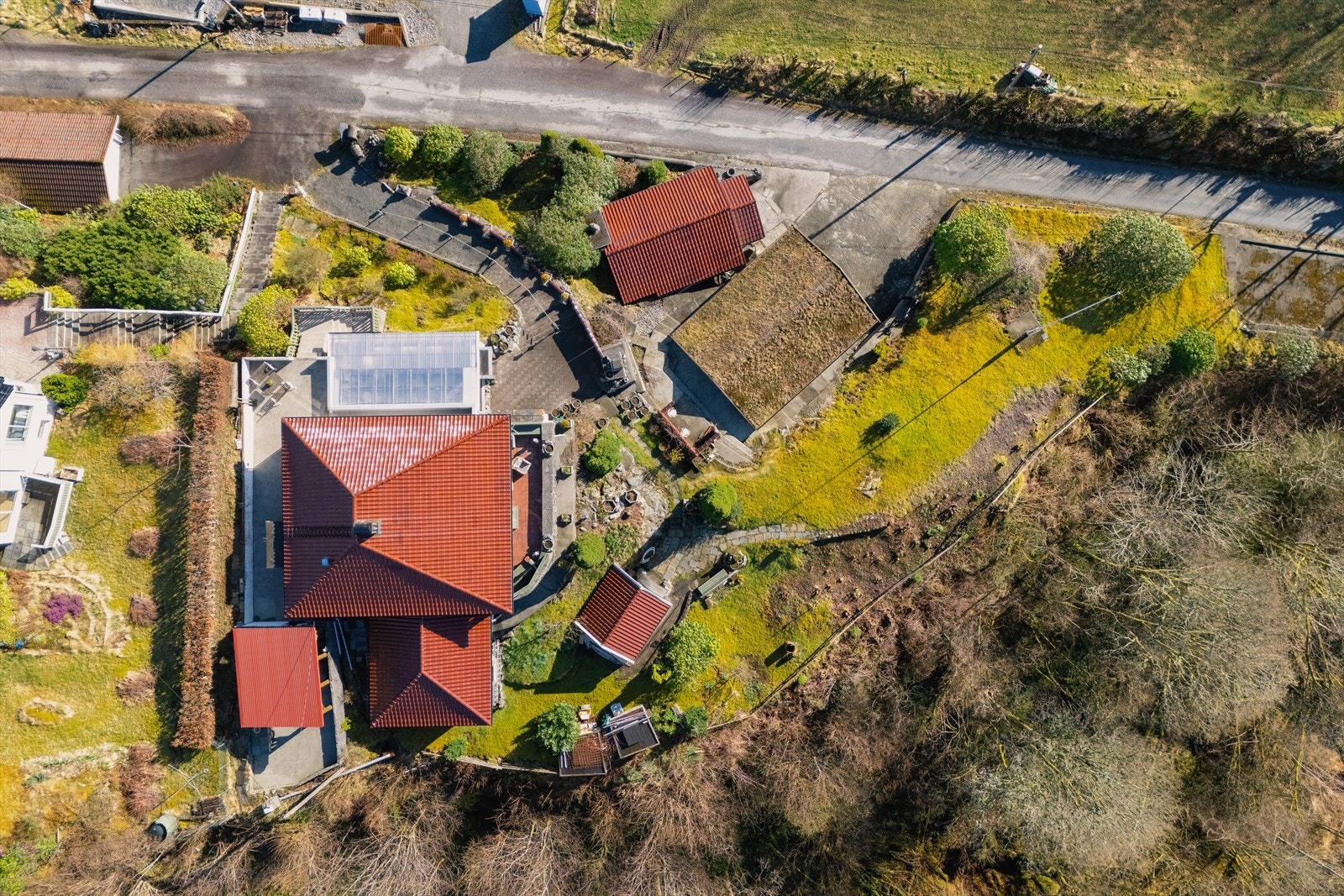 En stor og innholdsrik enebolig med høy og sentral beliggenhet på Alverstraumen! Galleribilde