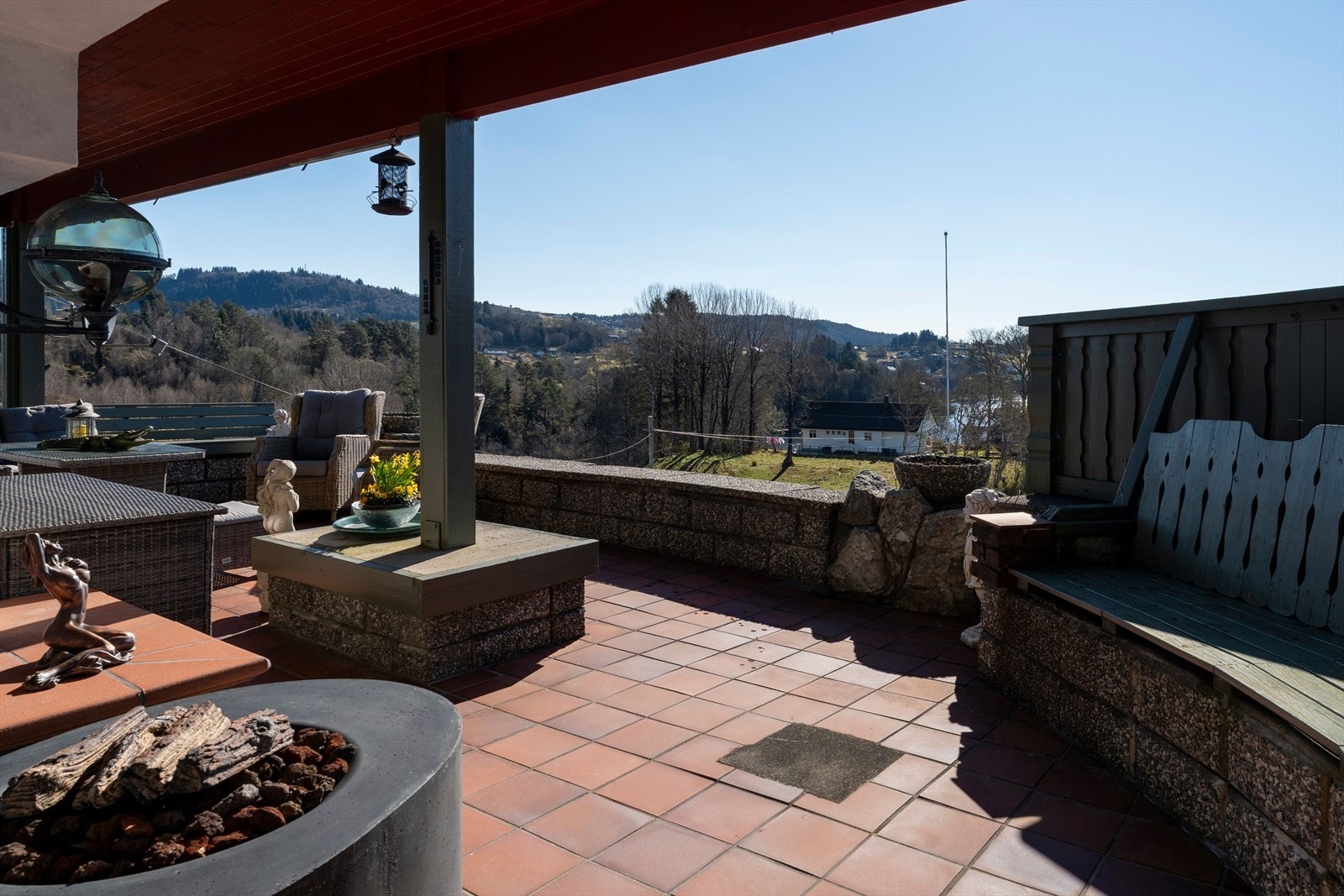 Fra stue/kjøkkenet er det utgang til en stor, sørvendt og delvis overbygd terrasse. Galleribilde