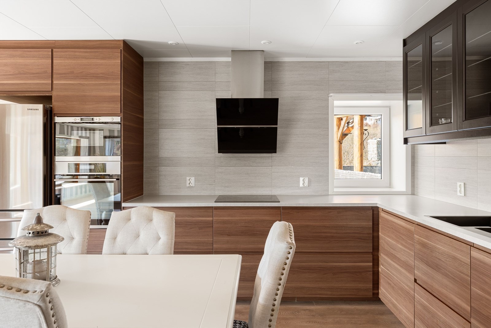 Innredningen består av slette moderne fronter med takhøy innredning, integrerte hvitevarer, laminat benkeplate, underlimt kvartskompositt vaskekum, ventilator og aquastop. Et vestvendt vindu sørger også for godt med lys og ekstra luftemulighet. Galleribilde