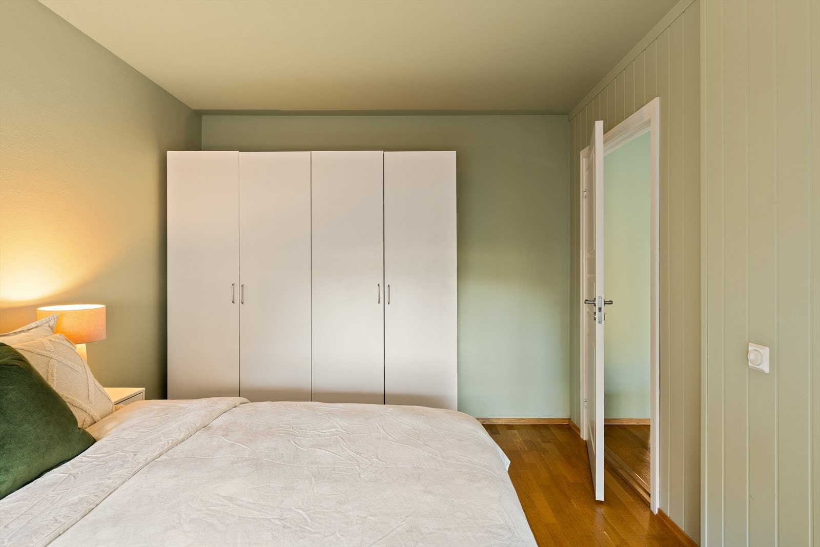 God plass til garderobeplass på alle soverom som er på hhv. 12,9m², 12,8m² og 7,9m². Galleribilde