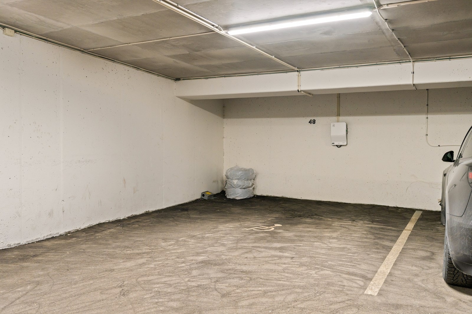 Det medfølger fast plass med elbil-lader i p-kjeller. Galleribilde