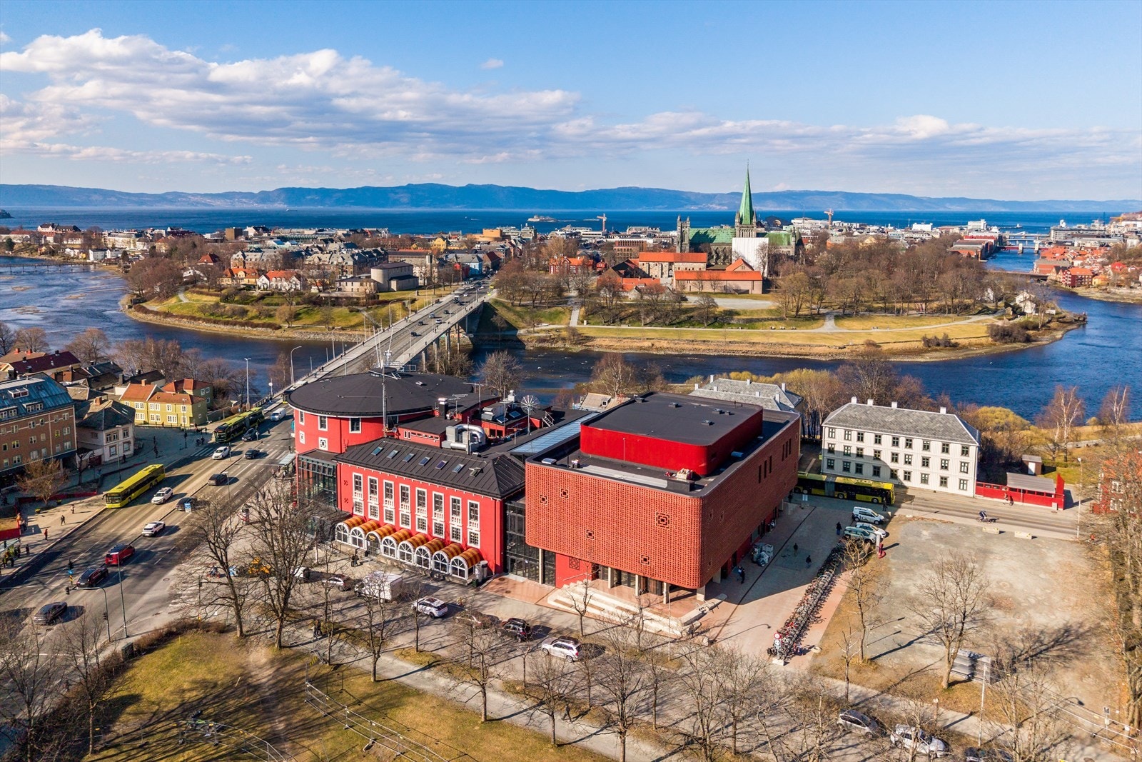 Studentersamfundet ligger også i umiddelbar nærhet. Ellers er området rikt på kafeer, dagligvarebutikker, restauranter og uteliv. Galleribilde